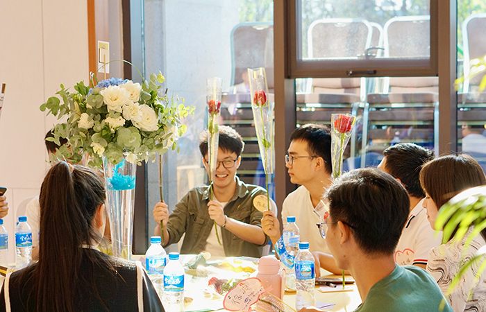 1605596983283476.jpg 男嘉賓為心動(dòng)女孩準備的玫瑰小.jpg