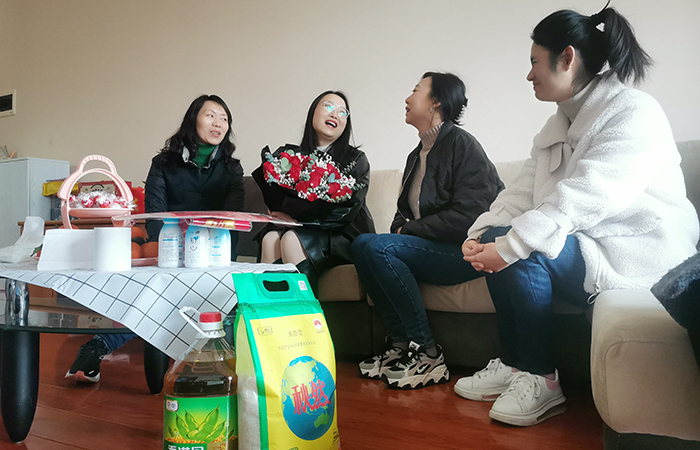 小 公司領(lǐng)導春節前走訪(fǎng)慰問(wèn)海外職工家屬.jpg