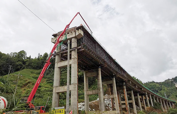 xiao 元綠高速七分部左幅阿德1號大橋五聯(lián)現澆箱梁澆筑完成2.jpg