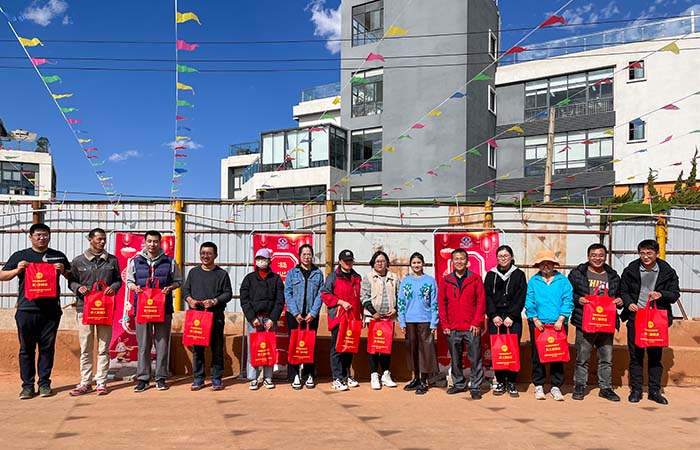 1675736072984383.jpg 小圖發(fā)放幸福建投游園會(huì )紀念品.jpg