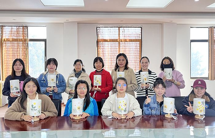 1678700619277258.jpg 小圖丁娜:路橋二部開(kāi)展職工手工制作燈具活動(dòng)1.jpg