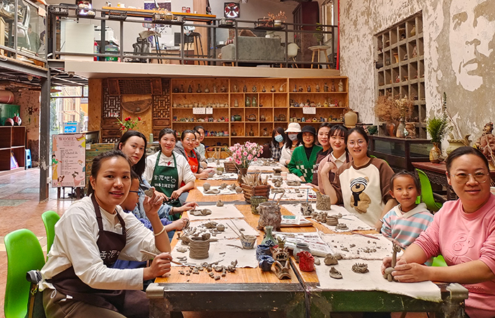 1678700661532111.jpg 小圖五〇四組織職工開(kāi)展陶藝DIY活動(dòng).jpg